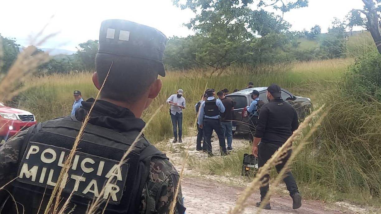 Familiares de la víctima también se hicieron presentes y reconocieron el cuerpo.