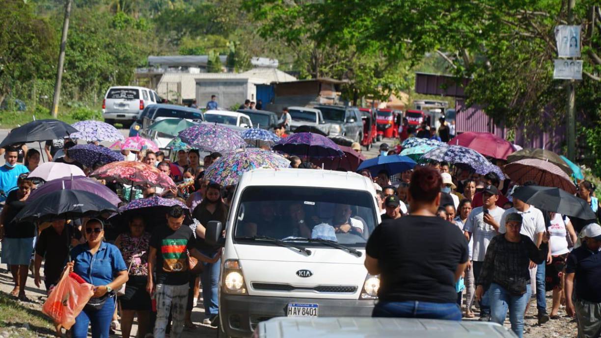 “El policía le insistió que le entregara la pistola y Virgilio le contestó que no. De ahí, el policía le puso su pistola cerca de la cara a mi esposo, él pidió al agente que bajara el arma y no la bajó”, afirmó la señora.