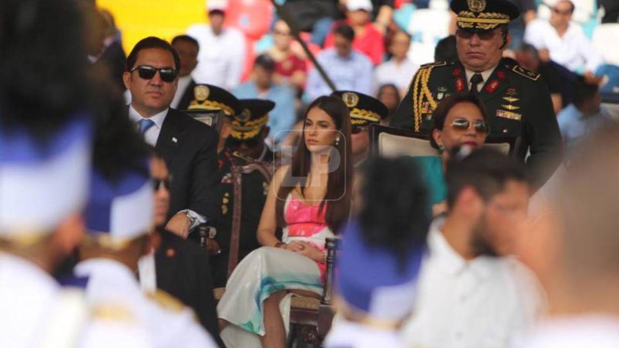 Muchos internautas quedaron cautivados con la guapa hondureña y se preguntaban quién es y por qué la presidenta estaba tan cerca de ella. 