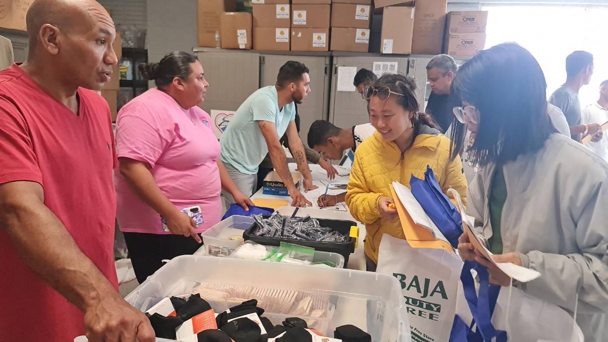 Organizaciones defensoras de los migrantes entregan ropa, alimentos y productos de primera necesidad a los indocumentados.