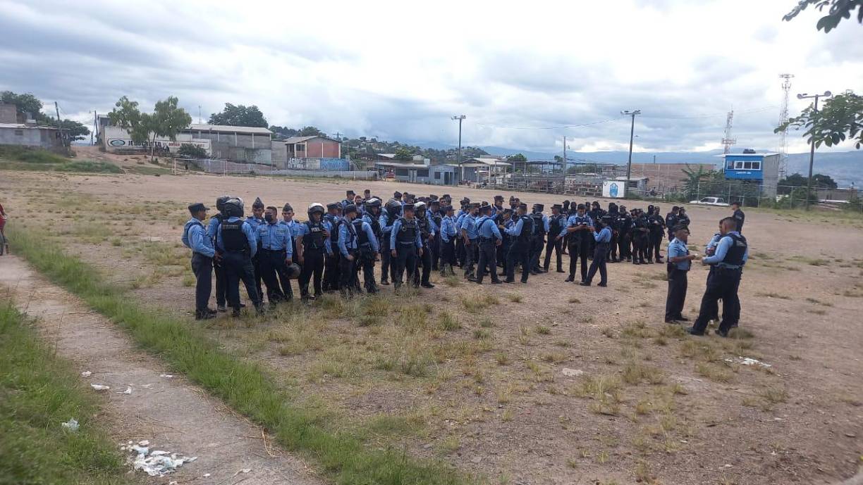 A primera hora, elementos de la Policía Militar del Orden Público (PMOP) acompañaban a las familias mientras desalojaban sus hogares. Los criminales los habrían amenazado con matarlos si se quedaban en las residencias. 