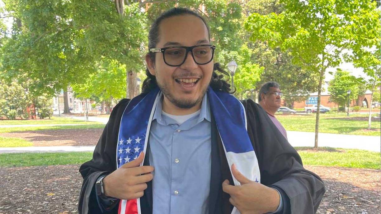 El sampedrano está orgulloso de sus raices hondureñas y para su graduación portó la bandera de sus dos naciones.