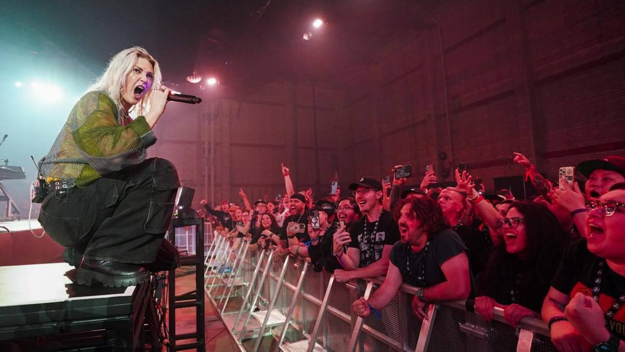 En muchas ocasiones, Armstrong dejó que los seguidores sustituyeran la voz de Bennington en lugar de ella, acercando el micrófono a un coro incandescente capaz de rapear y cantar a la vez las letras cargadas de emoción de ‘Runaway’, ‘One Step Closer’ o ‘Papercut’.