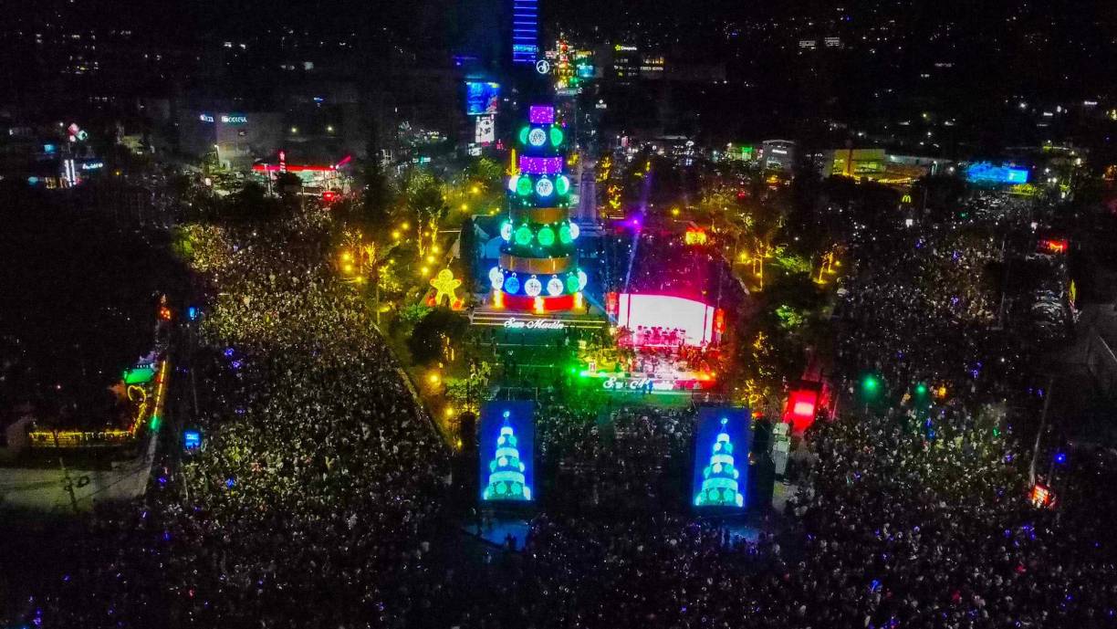 El presidente Nayib Bukele compartió imágenes del evento en su cuenta de X afirmando que “El Salvador pasó de ser el centro de los carteles a un paraíso festivo”.