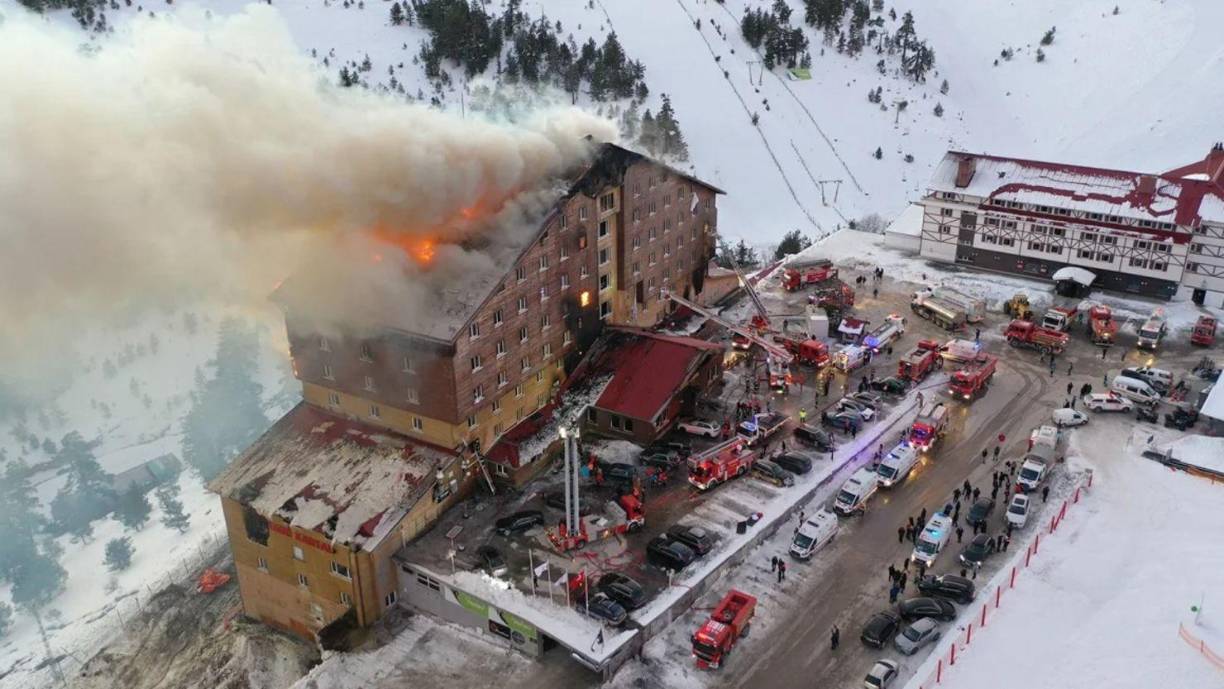 Según la cadena de televisión NTV, unas 300 personas, incluidos los empleados, se hallaban en el hotel en el momento del incendio, cuyas causas aún se desconocen.