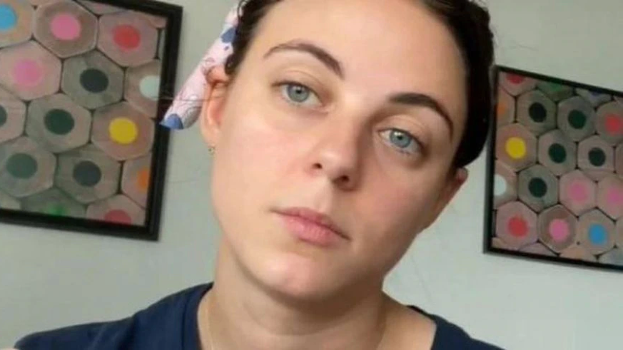 Según medios locales, que citaron testigos, la mujer fue encontrada con múltiples heridas de arma blanca, al igual que un hombre.