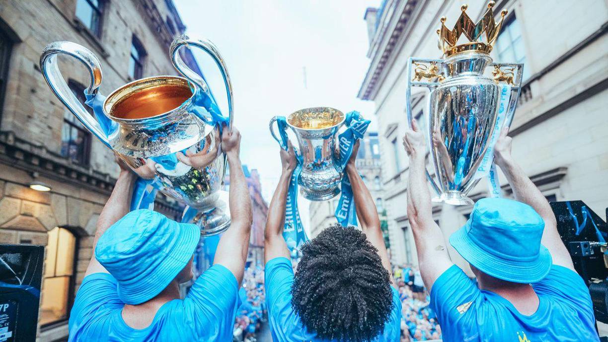 Chamoions League, FA Cup y Premier League, los jugadores del Manchester City le mostraron a su público los tres títulos conquistados.