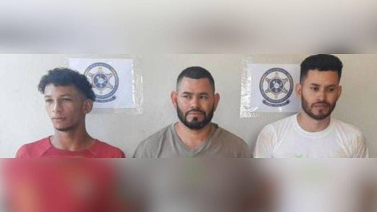 Un padre, su hijo y un amigo fueron ultimados a balazos en Tierra Blanca, Quimistán, Santa Bárbara. Fueron identificados como Roger Noel Cruz Guerrero, Rony Amilcar Almendares y Osman Almendares, originarios de La Unión, Olancho, y residentes en el lugar donde fallecieron.