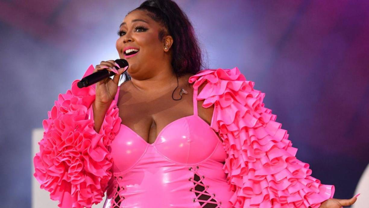 Lizzo con su canción “About damn time” está presente en la lista de nominados, lanzado el 14 de abril de 2022 a través del sello discográfico Nice Life Recording Company e Atlantic Records como el primer sencillo de su álbum “Special”. Alcanzó la primera posición en Estados Unidos, siendo la posición más alta de una canción de la cantante desde 2019 con «Truth Hurts» que encabezó la lista en junio de ese mismo año, además de llegar a posicionarse en el top 10 de nueve países más entre ellos Nueva Zelanda, Australia y México.