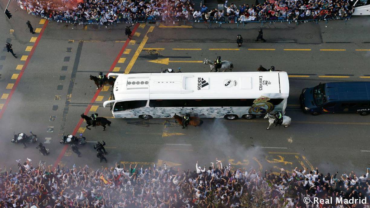  El madridismo llenó la plaza de los Sagrados Corazones como es habitual en los grandes encuentros para ofrecer un impresionante recibimiento al conjunto dirigido por Ancelotti .