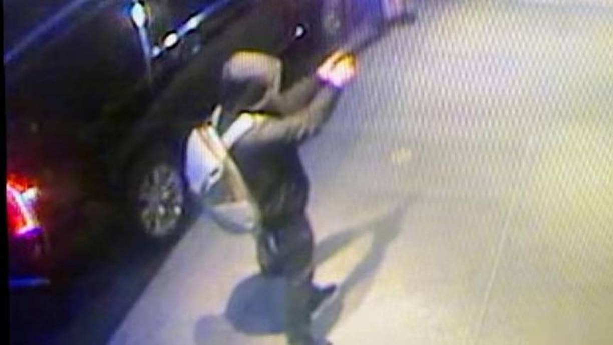 El ataque se produjo poco antes de las 7:00 hora local (12:00 GMT). Imágenes de una cámara de seguridad muestran el momento en que Thompson, de 50 años, se dirigía al hotel Hilton de Midtown, cuando fue atacado por el sospechoso, al que se le atascó el cargador de la pistola, pero tras arreglarlo continuó apretando el gatillo, según la investigación preliminar.