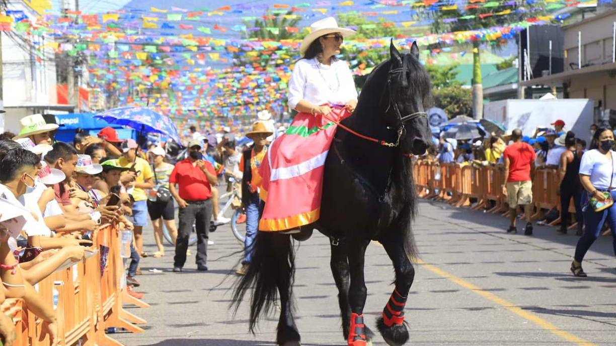El desfile de caballos comenzó después del mediodía de este sábado.