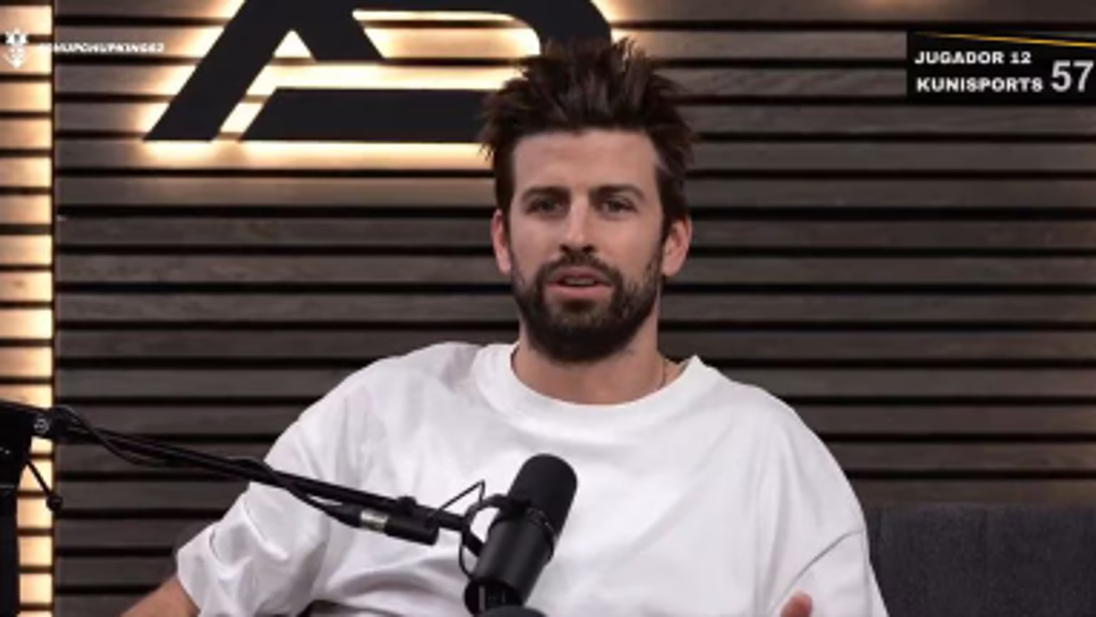 Asimismo, Piqué llevaba su pelo más corto, la barba arreglada y ahora el cambio es drástico, ya que se muestra con estilo más relajado.