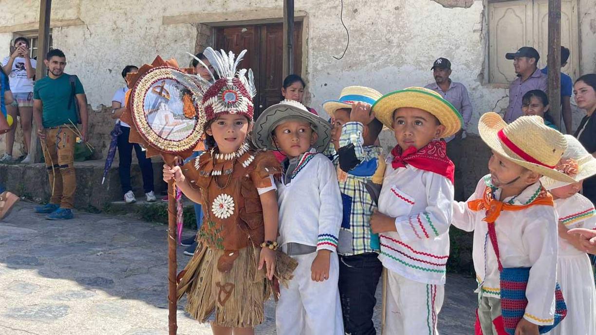 Los niños representaron canciones folclóricas como “Los Inditos”, “La Hondureña” y bailaron varias danzas.