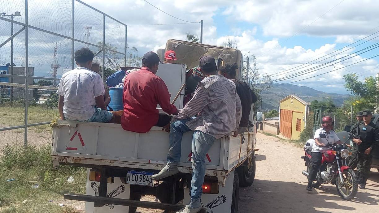 El terror se apoderó de una colonia en <b>Tegucigalpa</b> tras la amenaza de miembros de grupos criminales contra los habitantes.