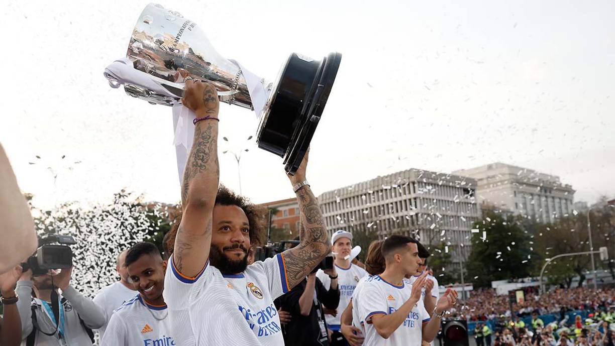 Marcelo, capitán ante el Espanyol, levantando el trofeo de campeones de la Liga Española ante la afición merengue.