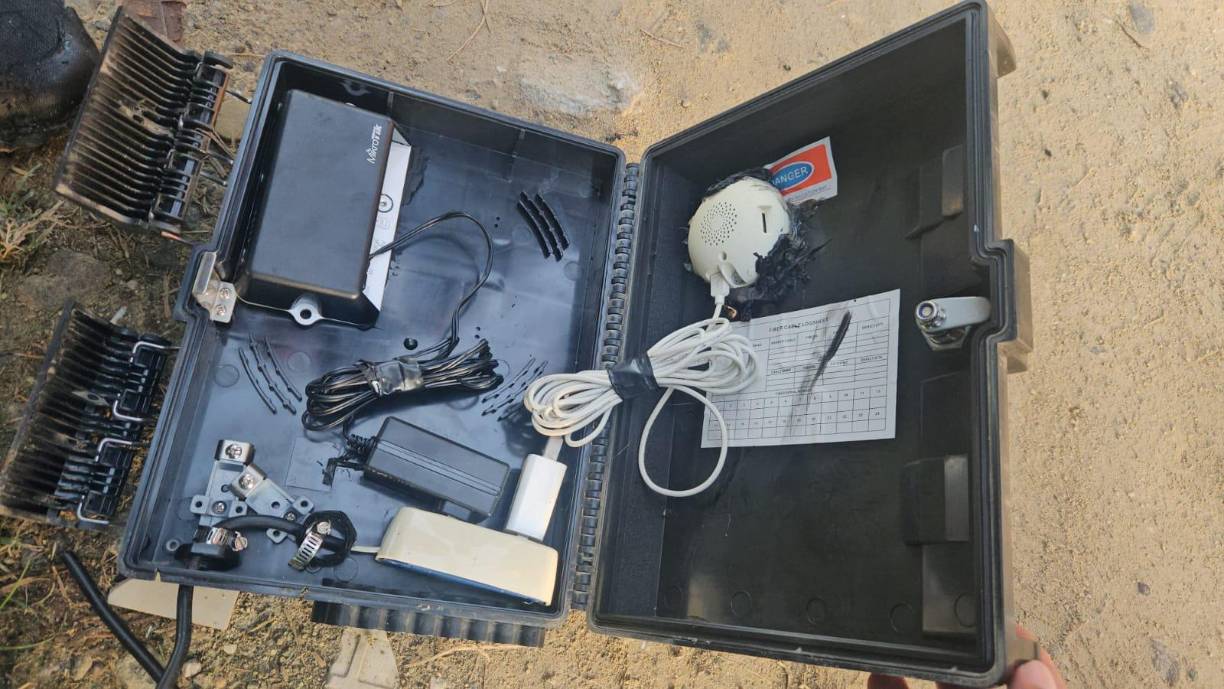 Según la investigación, las cámaras, cinco en total, fueron instaladas por organizaciones delictivas para ejercer control en la zona y realizar monitoreo en tiempo real a través de conexiones wifi o directas.