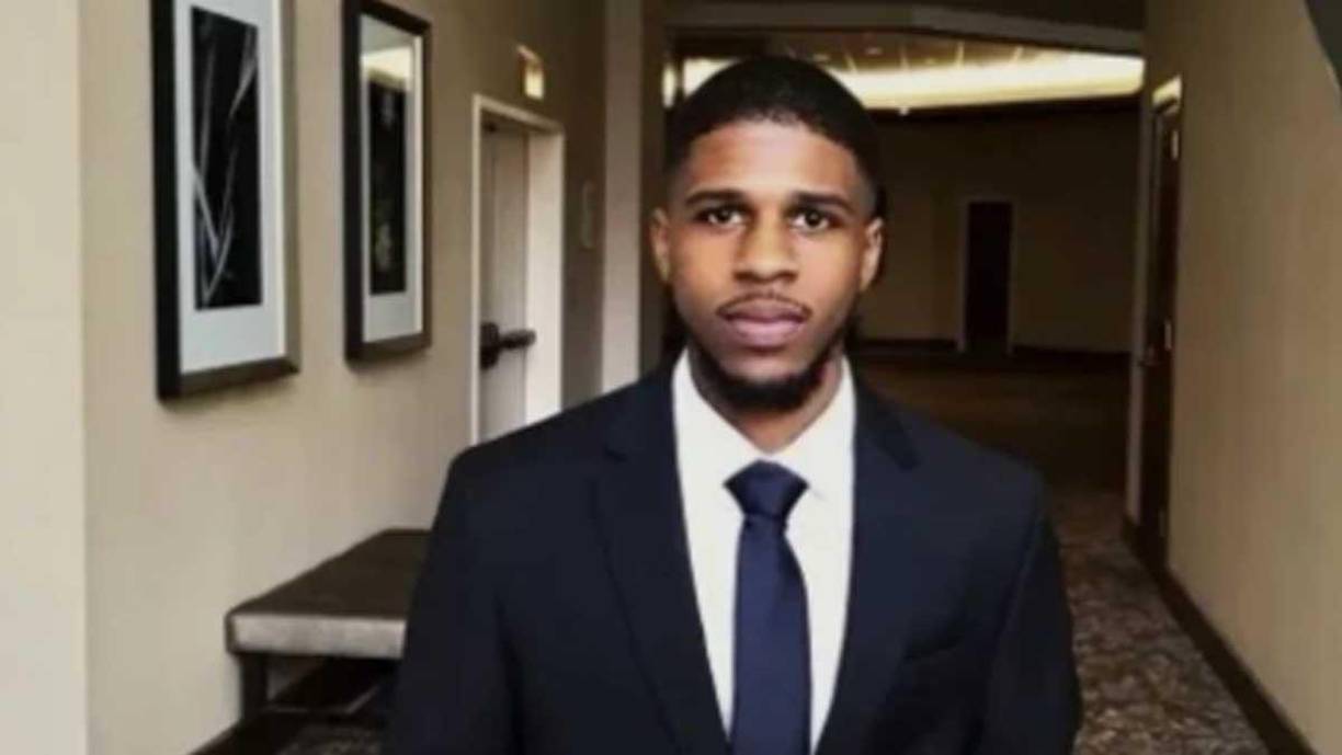 El video difundido este sábado por medios estadounidenses, facilitado por la novia del joven, muestra cómo tres agentes se introducen corriendo en su casa y utilizan para detenerlo una porra y una pistola eléctrica táser, mientras la chica les grita que no está armado y que dejen de golpearlo.