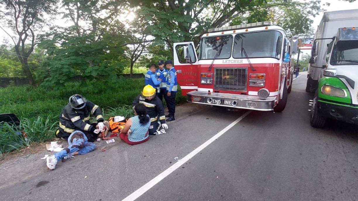 Según el cobrador de la unidad de transporte público, un vehículo que iba en exceso de velocidad le quitó el derecho de vía y lo sacó de la calzada.