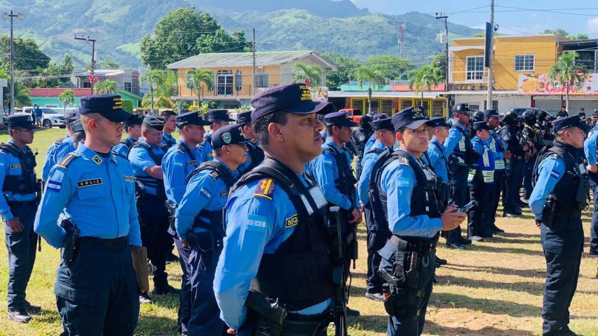 ”La gente debe saber que no se ver´pan afectado, habrán retenes fijos y temporales en los ejes carreteros, pero no deben tener temor porque estamos trabajando en pro de la sociedad hondureña”, dijo Gustavo Sánchez.