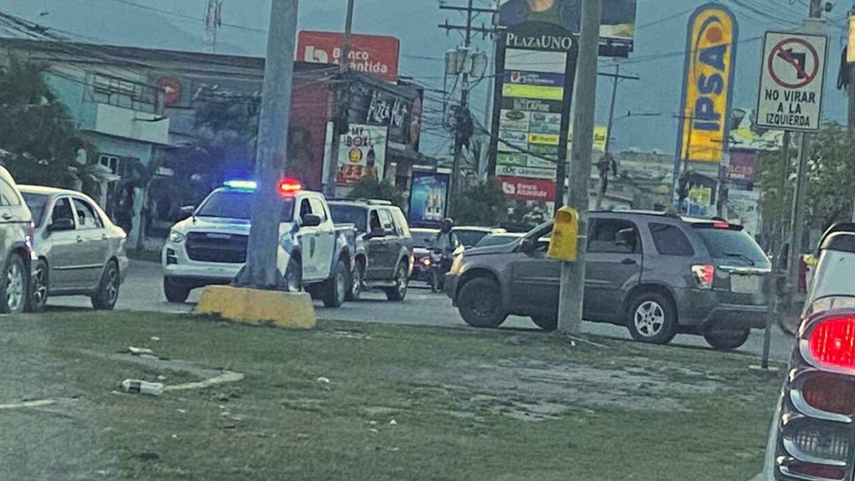 Tío Tráfico le llama al cruce de la avenida con el bulevar del este “la esquina del sabor”. Ahí los conductores a diario hacen virajes temerarios, pues además de la correcta señalización hay un semáforo que se irrespetan. Ese cruce es un caos en horas pico por este tipo de conductores y maniobras. Aquí un patrullero lo interceptó. 