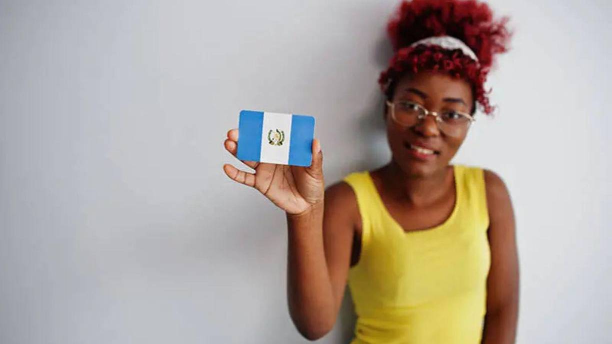 En concreto la sección 245(i) es una disposición de la Ley de Inmigración y Nacionalidad (INA) en Estados Unidos que permite a ciertos inmigrantes indocumentados ajustar su estatus y obtener la residencia permanente (green card) sin tener que salir del país, pagando una multa. Con la Nacara los vecinos fueron beneficiados.