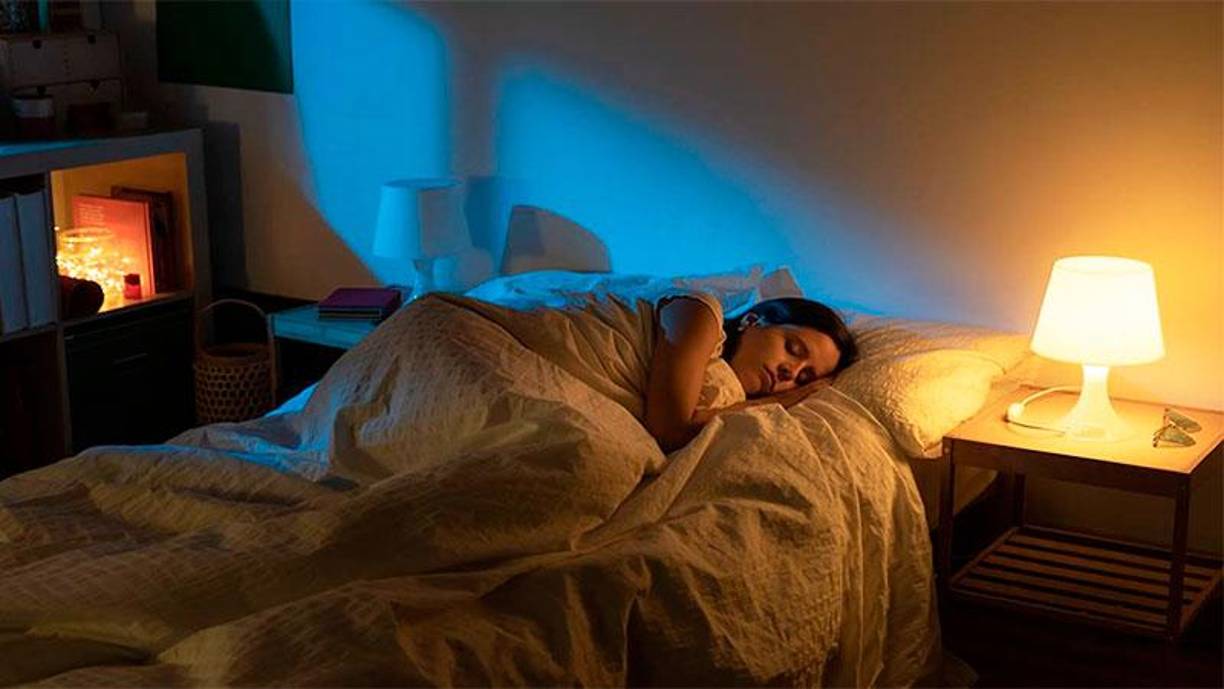 Hoy en día, alrededor del <b>80% de la población mundial experimenta altos niveles de luz por la noche</b>, desde las brillantes bombillas exteriores hasta las lámparas y pantallas de los hogares. Los científicos reconocen cada vez más que esta contaminación lumínica excesiva puede tener <b>graves consecuencias para la salud</b>, desde la falta de sueño hasta el cáncer de mama, los accidentes cerebrovasculares y otras enfermedades. 