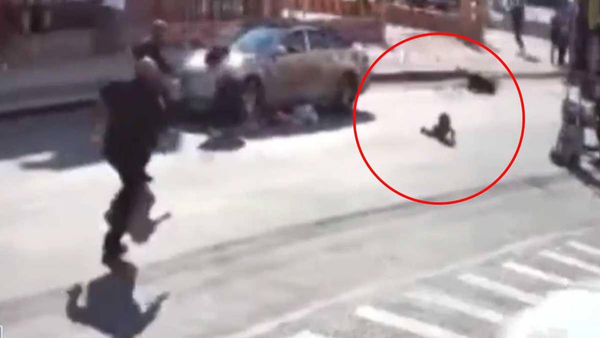 Después de impactar a la mujer y su hija, la bebé cayó en medio del pavimento.