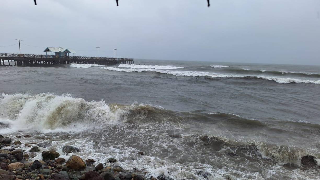 La marejada ciclónica elevaría el oleaje en el litoral Caribe para este jueves de 2 y 4 pies, con máximos de 7 a 8 pies al norte de Colón y Gracias a Dios. El viernes de 5 a 7 pies y máximos de 9 a 12 pies en Islas de la Bahía, Colón y el norte de Gracias a Dios.
