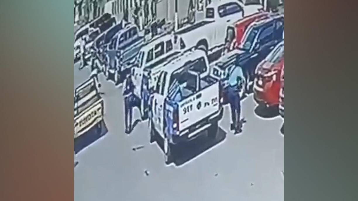 El nerviosismo se apoderó del lugar, y una mujer, familiar del fallecido, trató de explicar que los hombres estaban en la zona porque ella les había pedido seguridad. El policía le respondió: “Nadie puede brindar seguridad sin el permiso de una empresa autorizada”.