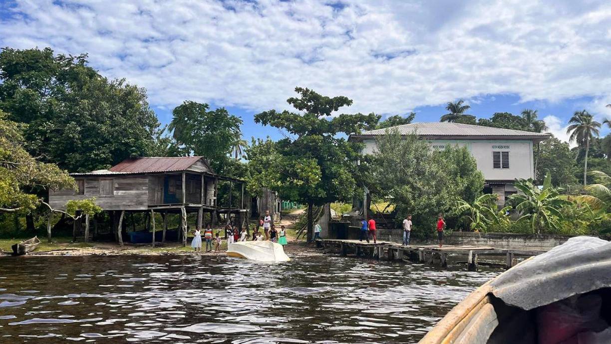 Y luego por el lado de Colón, la gente que va a Puerto Lempira, llega hasta Batalla, en Juan Francisco Bulnes en carro. Ya en Batalla está el transporte fluvial, por el mar, hasta llegar a Puerto Lempira, que es la cabecera. Esa es toda una odisea, todo el que quiera venir a Puerto Lempira debe venir en lancha. 