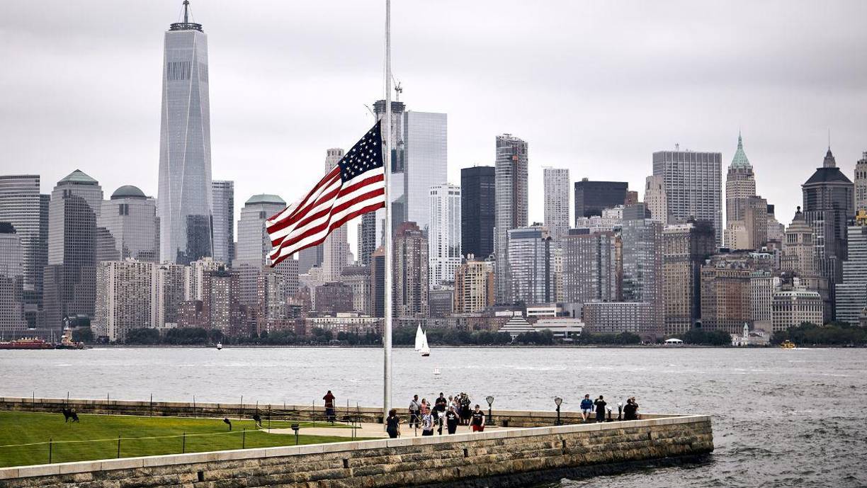 Debido a que en EE UU hay muchos inmigrantes ilegales con beneficios temporales como el<b> </b><u><b><a rel="nofollow" href="https://www.uscis.gov/es/programas-humanitarios/estatus-de-proteccion-temporal">TPS</a></b></u><b> </b>o el<a rel="nofollow" href="https://www.uscis.gov/es/DACA"><u> </u><u><b>Daca</b></u></a>, la comunidad de líderes latinos en ese país se unió para realizar la propuesta de una nueva reforma migratoria, dado que la última -la Nacara- tuvo lugar hace 27 años. 