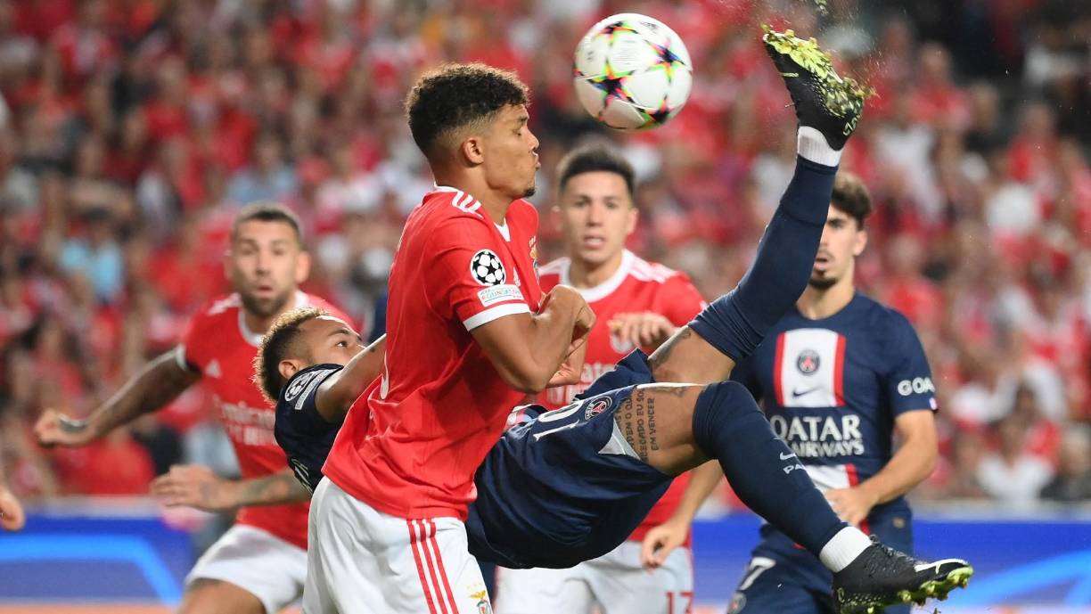 Neymar intentó hacer un golazo con esta chilena, pero le salió desviado el remate.