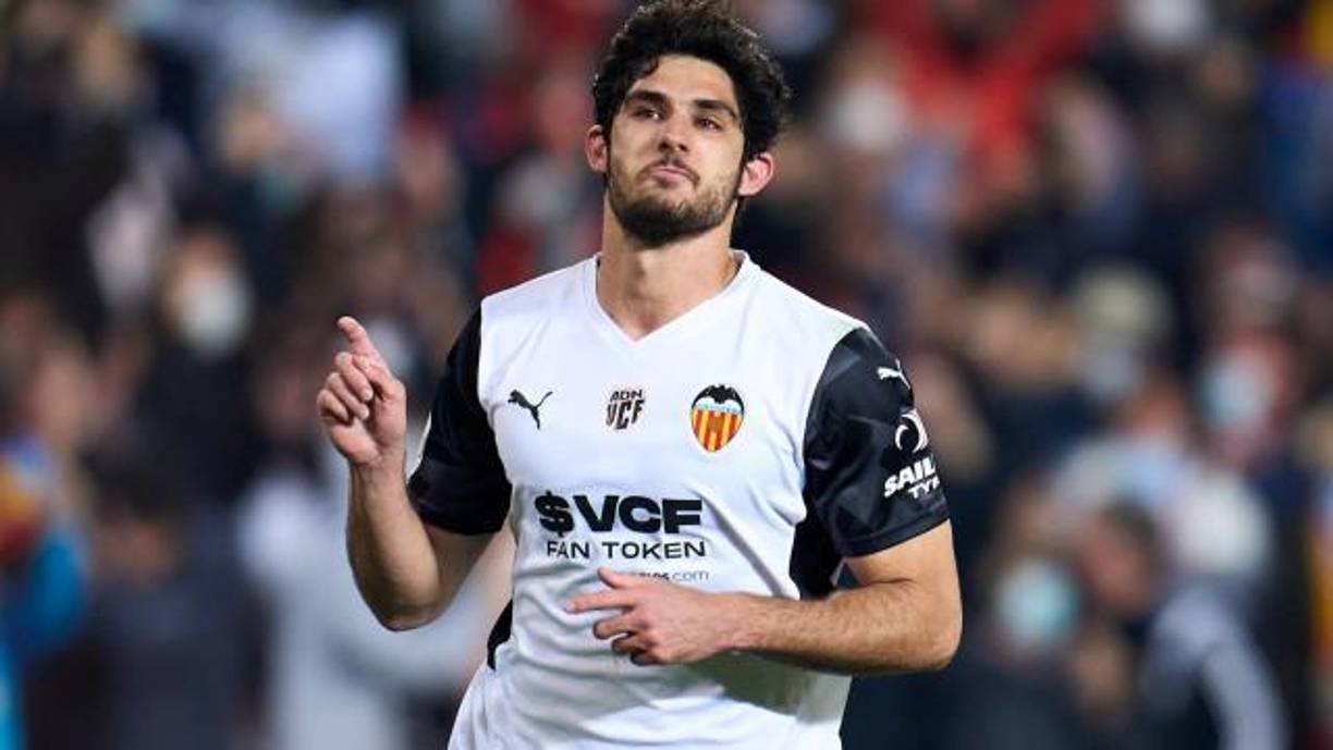 Gonçalo Guedes está a un paso de convertirse en nuevo jugador del Wolvermahpton de la Premier League de Inglaterra. Se menciona que el Valencia lo venderá por unos 32 millones de euros.