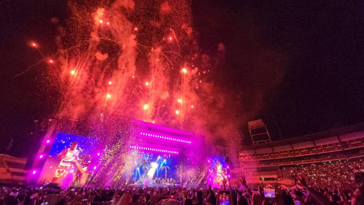 El cielo nocturno se iluminó con los fuegos artificiales.