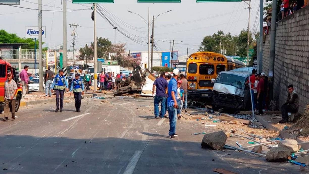 Sobre las posibles causas del accidente, las autoridades solo han detallado que la rastra circulaba a toda velocidad por el bulevar hasta que terminó colisionando con al menos 17 vehículos.