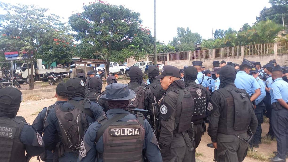 En imágenes, el montaje de la operación. Los agentes fueron desplazados hacia la colonia Villa Nueva, que se ubica en el corazón de la ciudad, en una de las zonas de mayor incidencia criminal desatada, especialmente, por la lucha territorial entre maras y pandillas. 