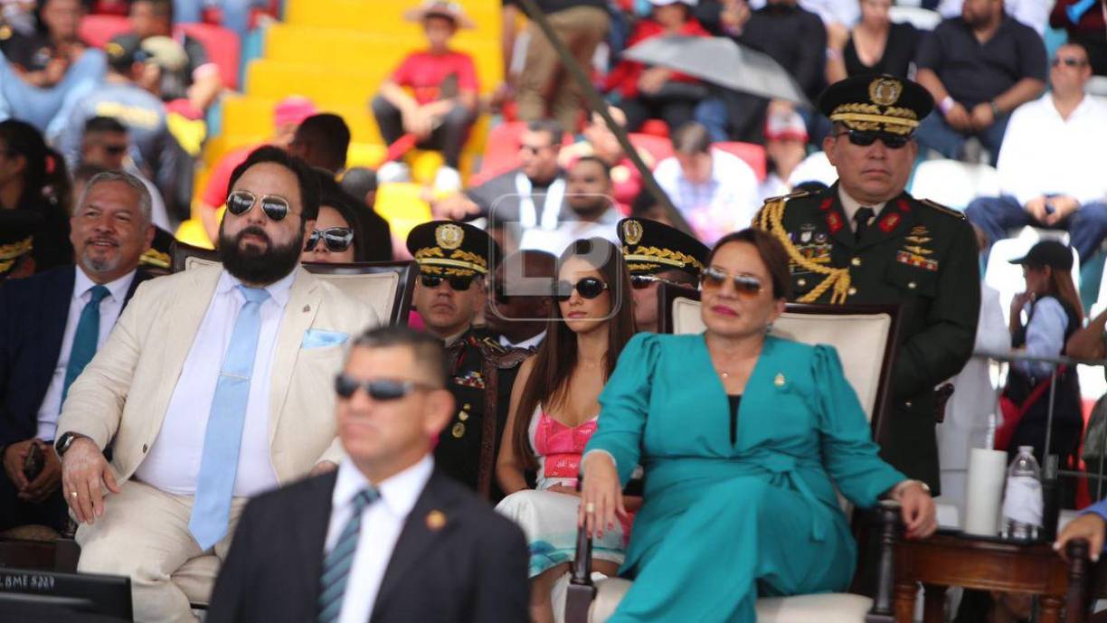 ¿Quién es la bella joven que robó miradas al lado de Xiomara Castro?