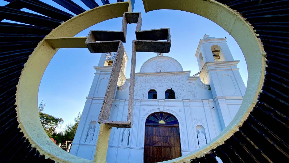 La Iglesia de San Marcos, esta iglesia colonial es una joya arquitectónica y un testimonio vivo de la historia de Gracias, Lempira. Sus paredes de adobe y su fachada blanca te transportarán al pasado.