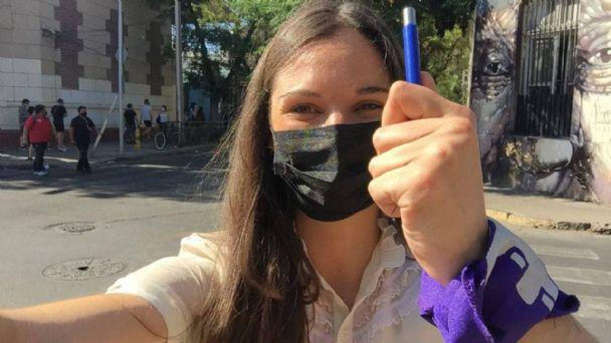  Karamanos, de 32 años, es una dirigente feminista del partido Convergencia Social, que también apoyó e impulsó a Boric, además de consejera de su pareja.