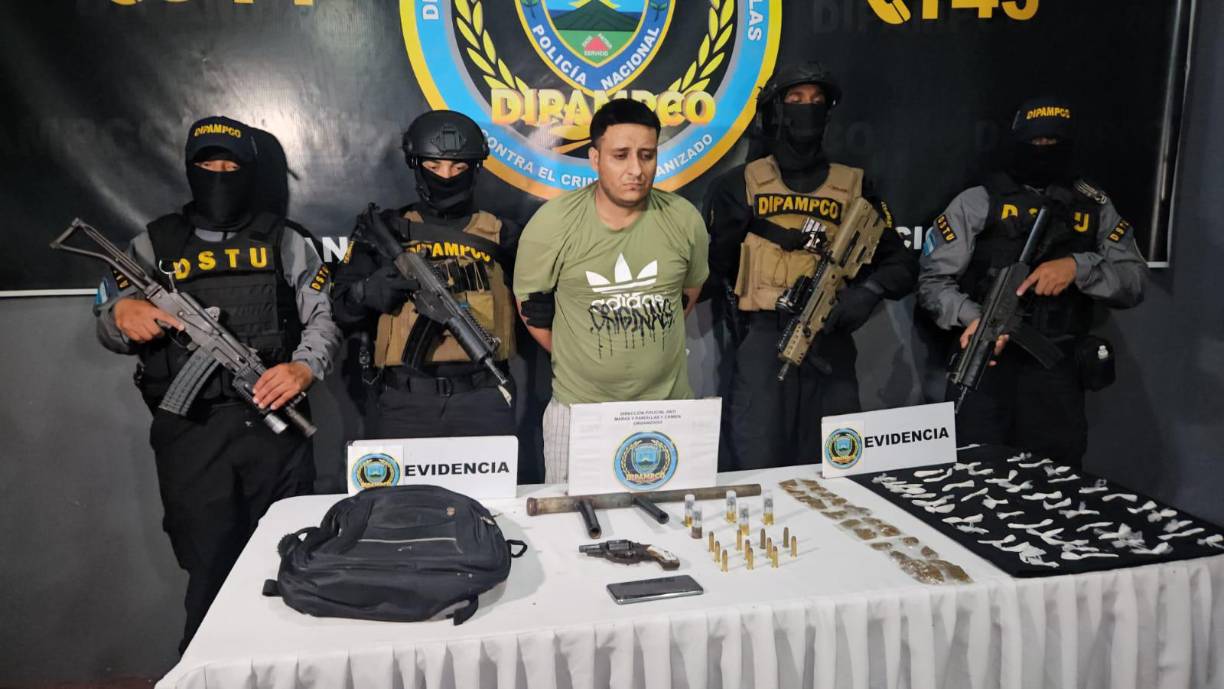 ”Perro, mirá, esto viene de parte de la banda M-1. Ustedes tienen dos semanas retrasadas, no jueguen con la banda. Aquí tenés, va encendido y se lo vas a entregar al despachador”, dijo él mientras le entregada un teléfono celular.