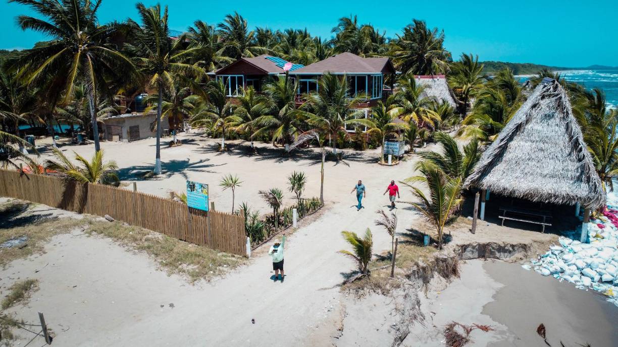 Este es el complejo turístico de Miami, Tela. El oleaje está acercándose a la vía de acceso y con su fuerza ya logró arrancar una veintena de cocoteros. Los que están en igual riesgo, han sido protegidos con sacos.