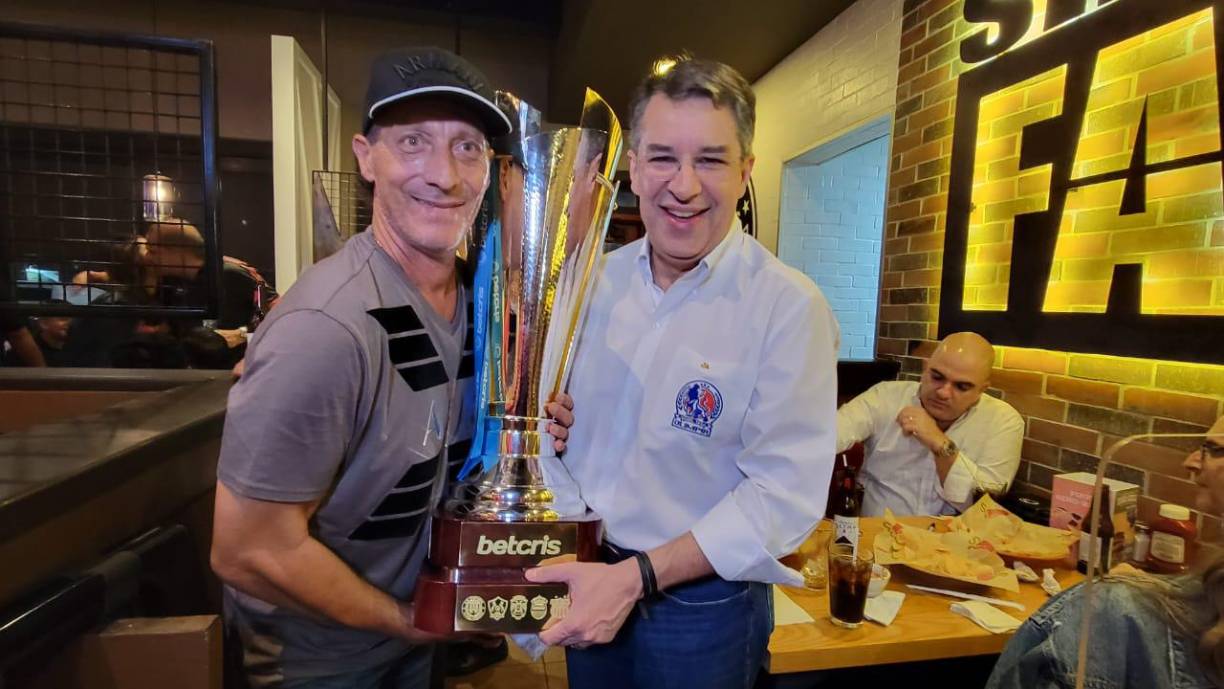 Rafa Villeda, presidente del Olimpia, se mostró emocionado en los festejos y posó con el estratega Pedro Troglio.