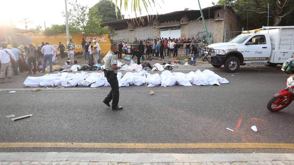Un total de 49 migrantes perdieron la vida y otros 58 resultaron heridos por el choque este jueves de un camión en una carretera del suroriental estado mexicano de Chiapas, según informaron fuentes oficiales.