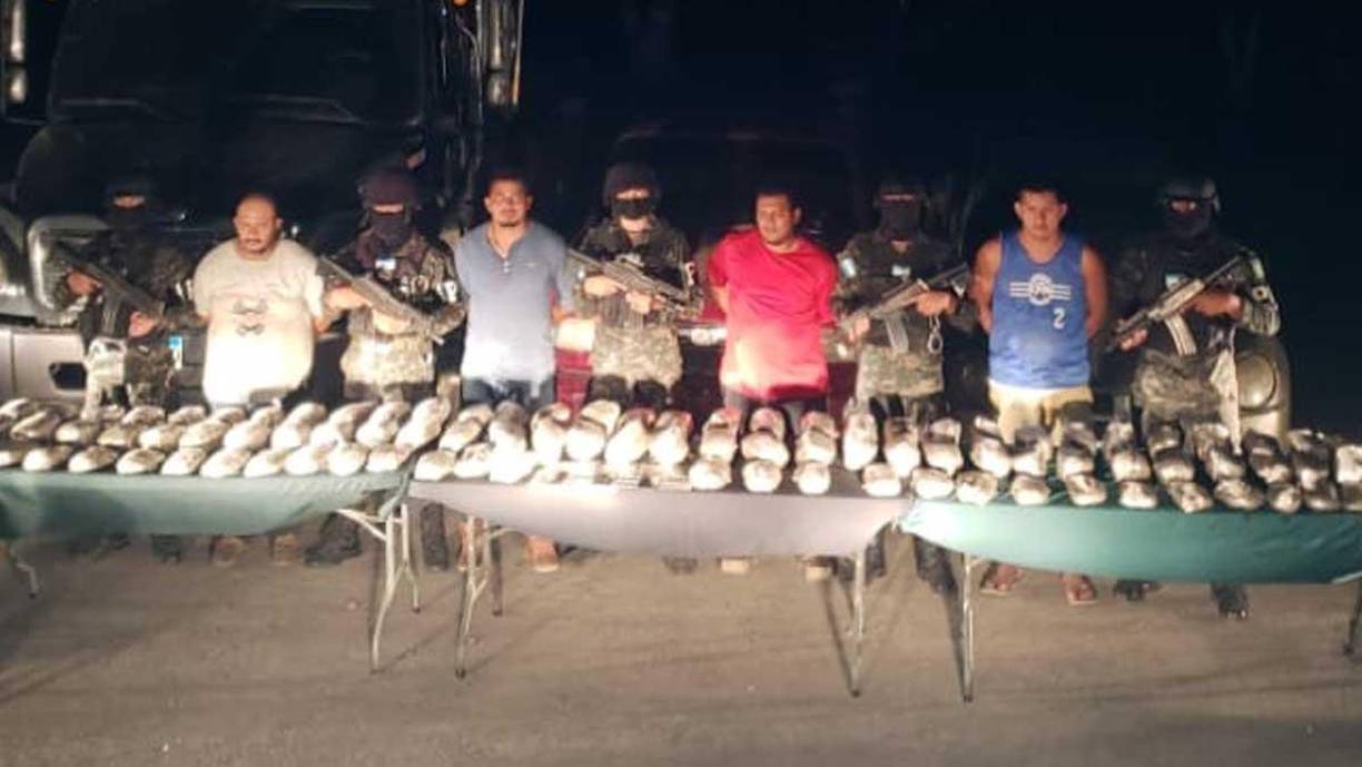 En la acción antidroga fueron capturados cuatro hombres, tres de ellos conductores de los vehículos.