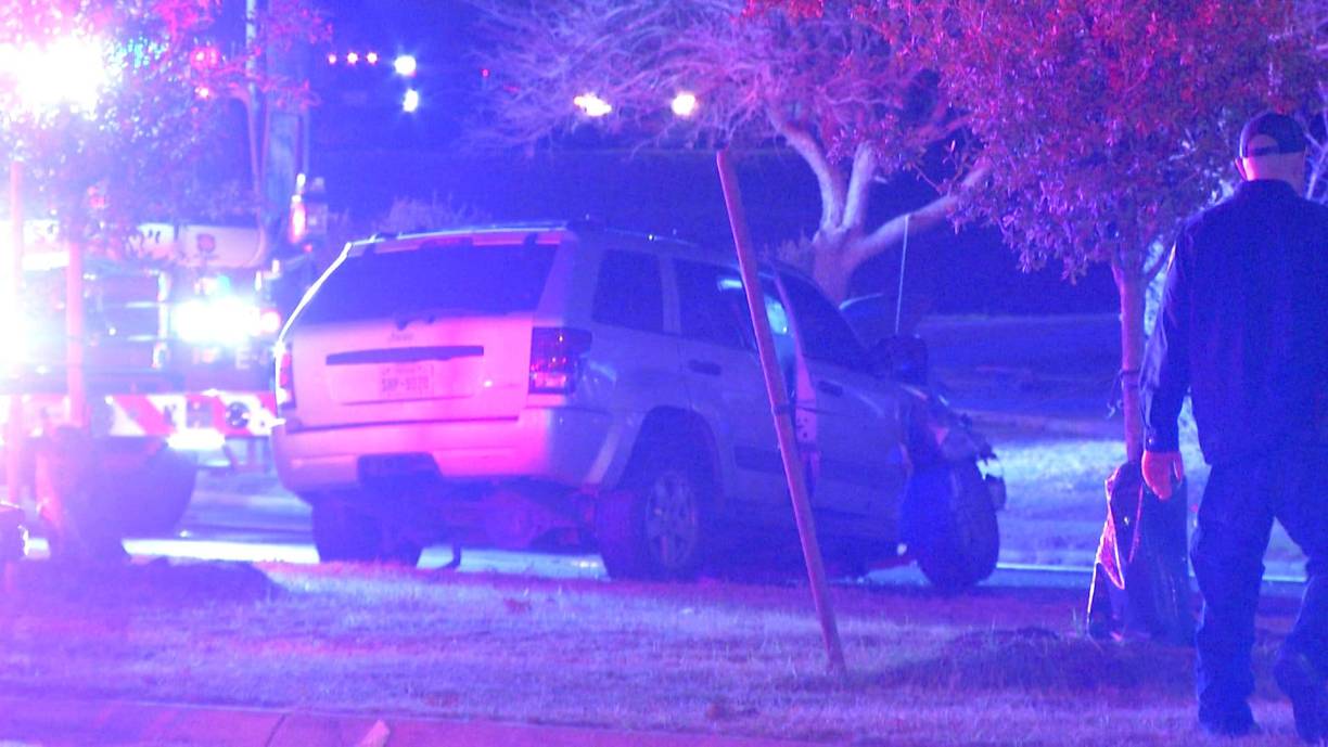 Fue entonces cuando el Nissan fue golpeado por el Jeep, volcó y chocó contra una base de cemento.