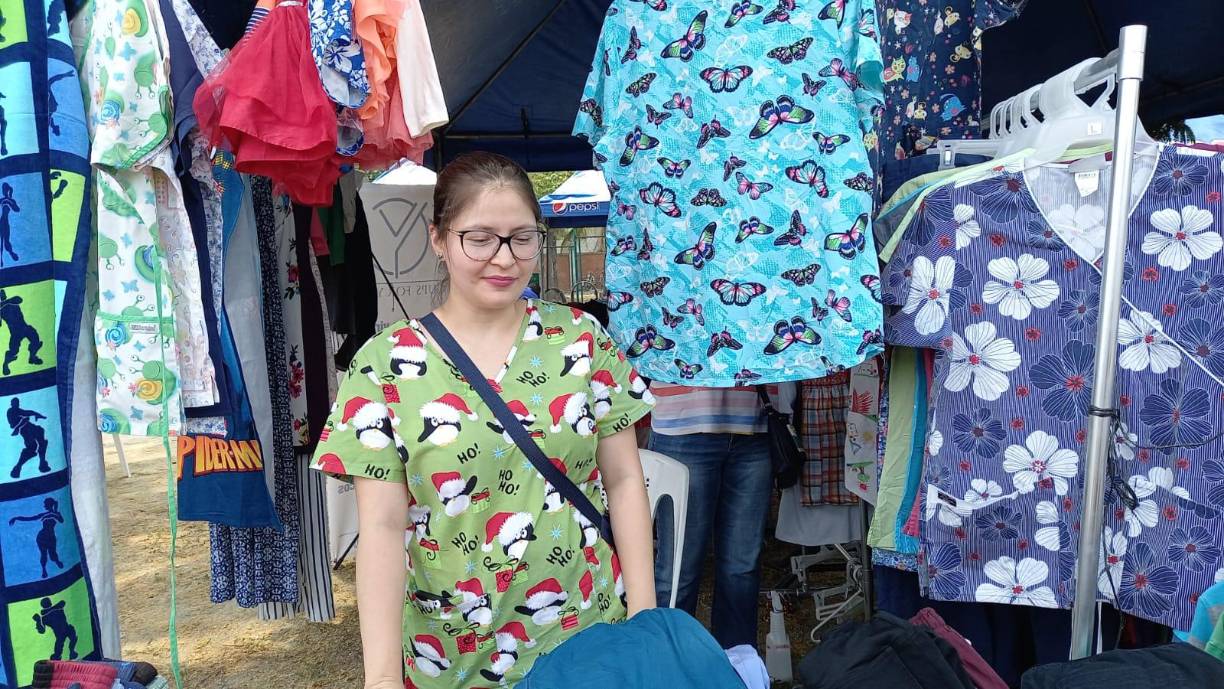 Sonia Flores, venta de uniforme médico.