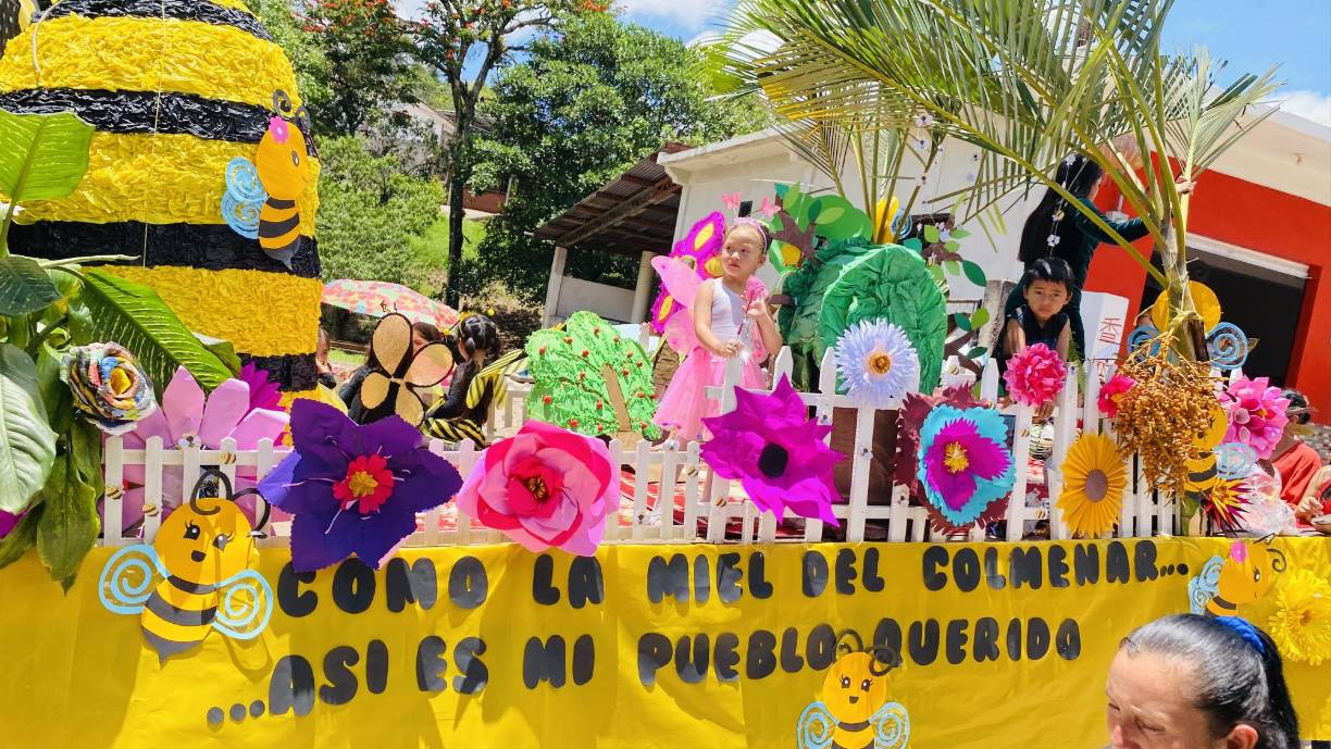 El desfile, que congregó a una multitud emocionada, tuvo como objetivo presentar ante el público a las talentosas candidatas que compiten por el codiciado título de Reina de la Feria.