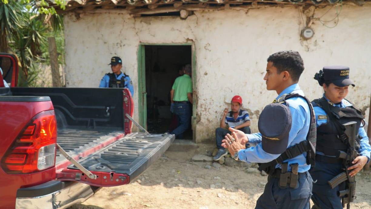 Los hombres ingresaron y preguntaron por piezas de bicicletas y se dirigieron hacia él y le infirieron al menos seis balazos en la espalda.