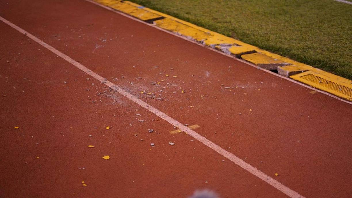 Los aficionados verdolagas agarraron piedras de la acera del drenaje del Olímpico para buscar agredir a los hinchas del Real España.